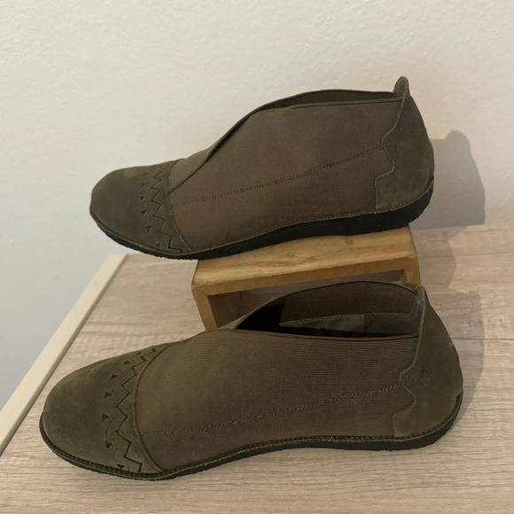 Sundance Blooms suede embroidered slip on flats Olive Green Boho Sz 39 US 8.5-9 - Picture 2 of 10
